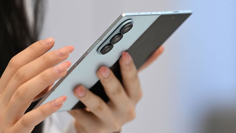 Samsung’s plan to challenge Apple in the next era of the smartphone wars is about to start | CNN Business
