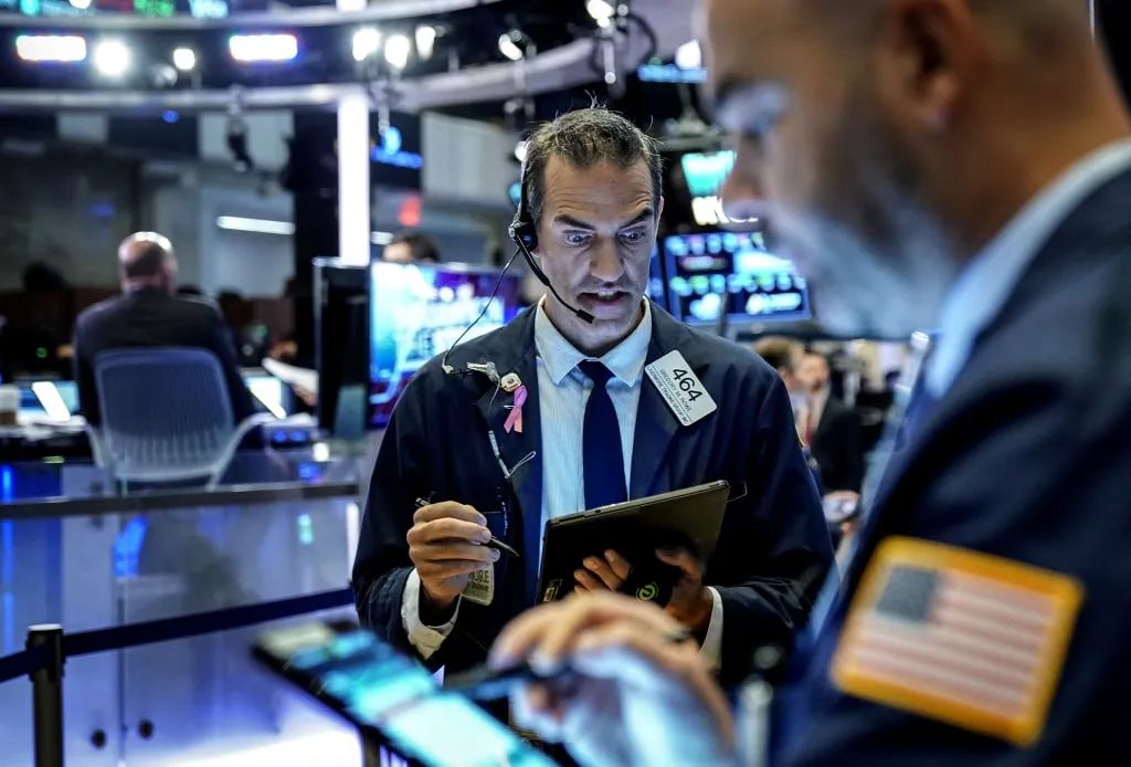 Global Economy Faces Triple Threat of Tariffs, AI Bubble, and Ballooning Debt