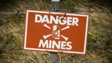 The Ars Technica AI coding agent test:Minesweeperedition