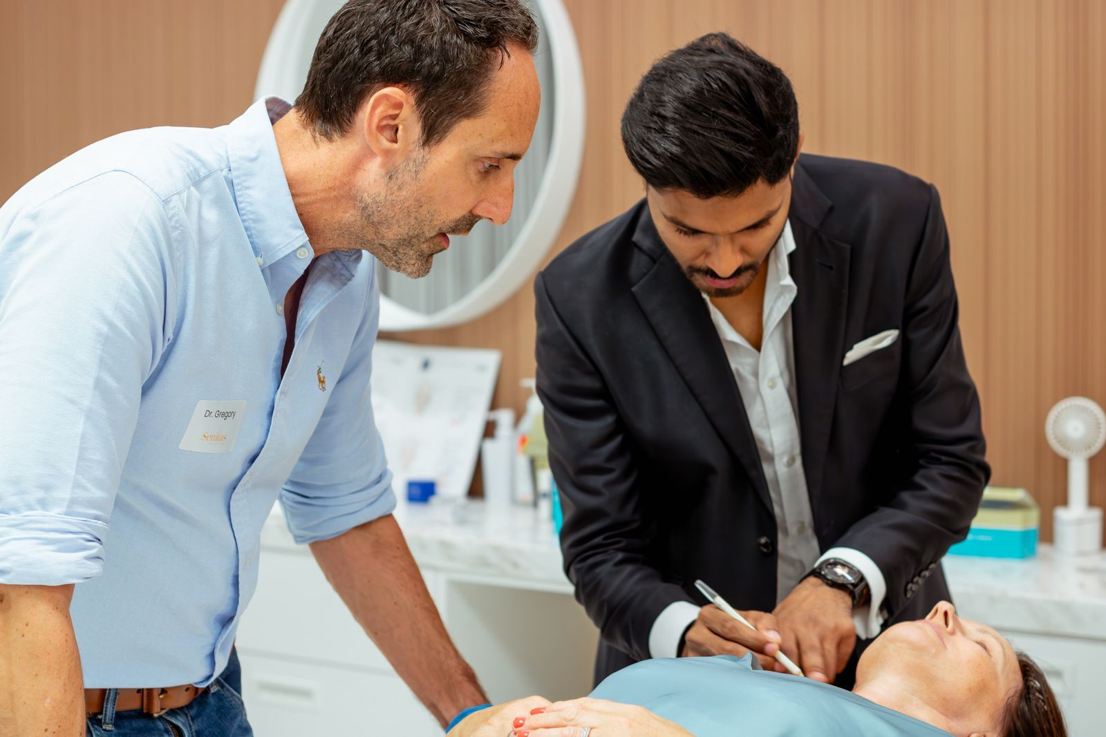 salesmedewerker geeft training aan schoonheidsspecialiste