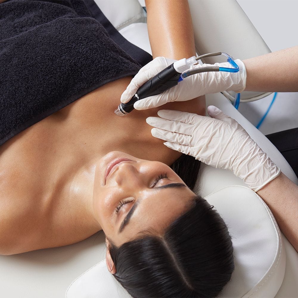 Hydrafacial behandeling met handstuk op decolletƩ
