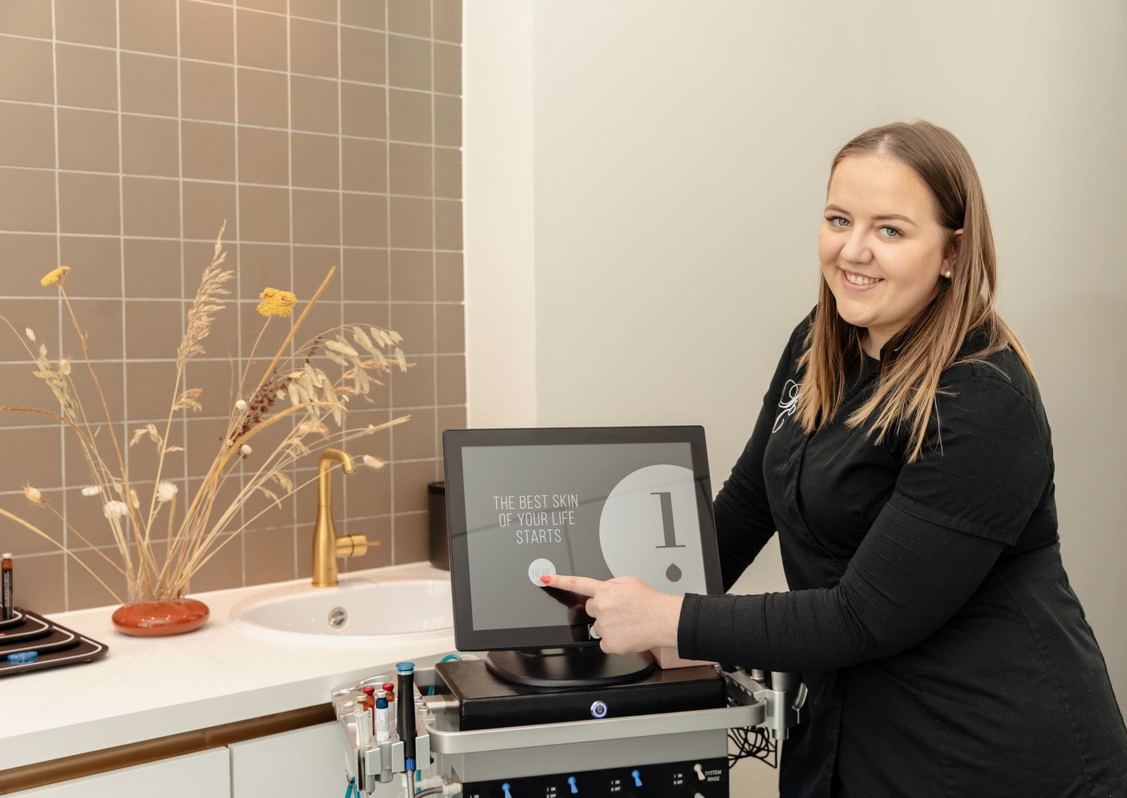 schoonheidsspecialiste met touch screen van hydra facial
