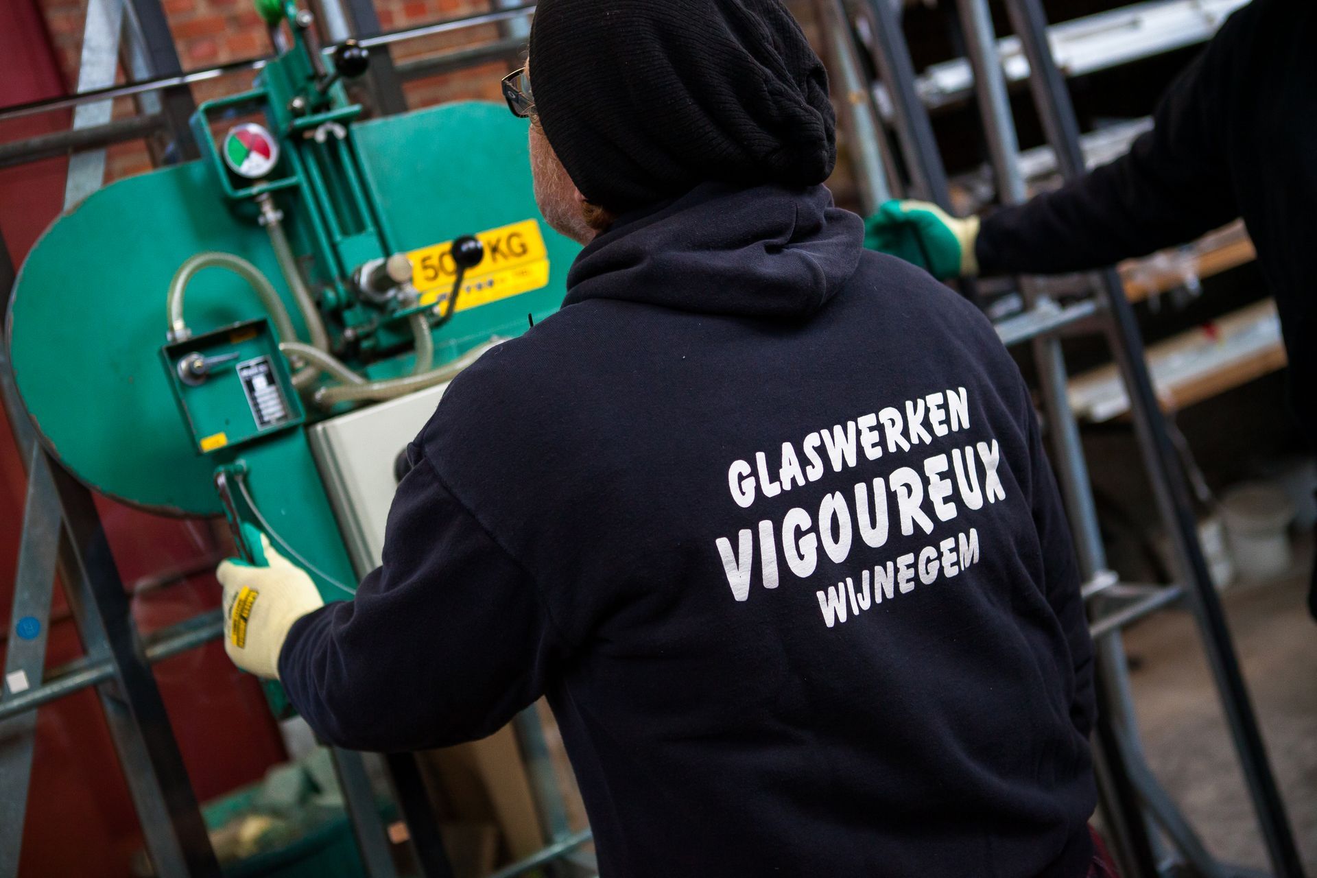 man aan het werk op het dak van het Centraal Station Antwerpen