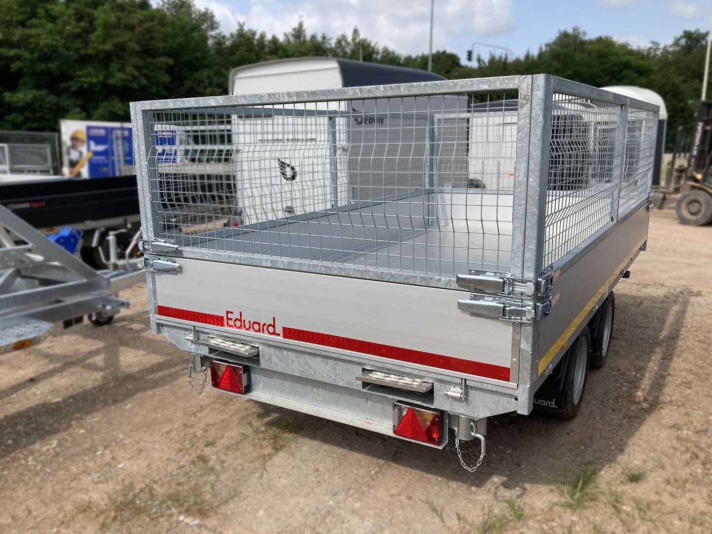 Eduard trailer met loofrekken gemonteerd
