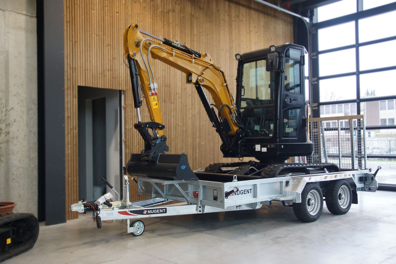 Nugent machine-transporter met mini-graver op