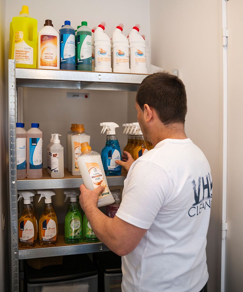 Schoonmaakmedewerker van VHV Cleaning voert professionele schoonmaak in Antwerpen uit.