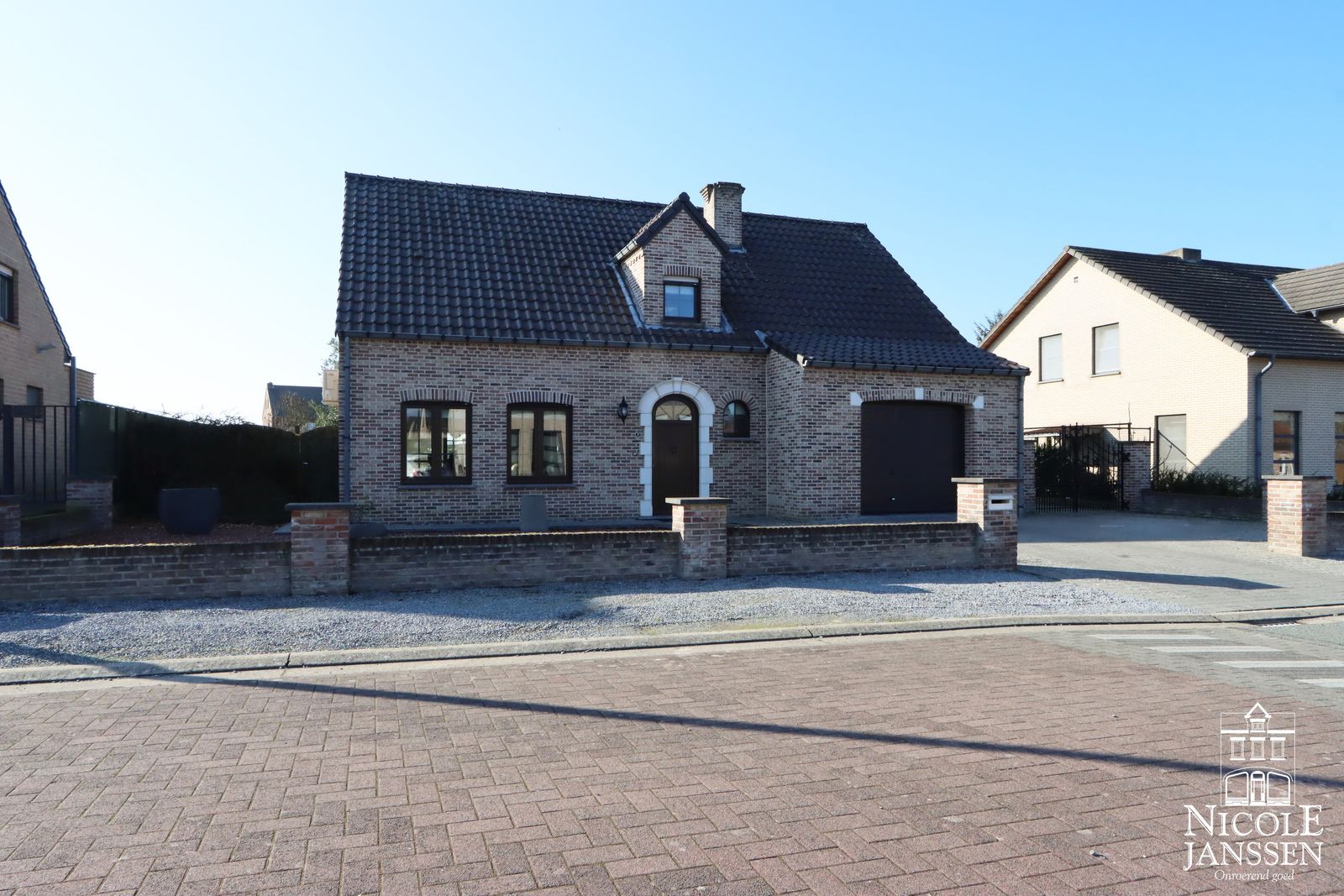 1 Nicole Janssen - huis te koop - H Van Veldekesstraat 17 te Maaseik - voorzijde2.jpg