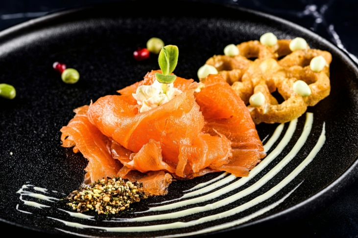 Buñuelos Rosette met zalmbonbon, limoenmayonaise and doperwt (Plate-it)