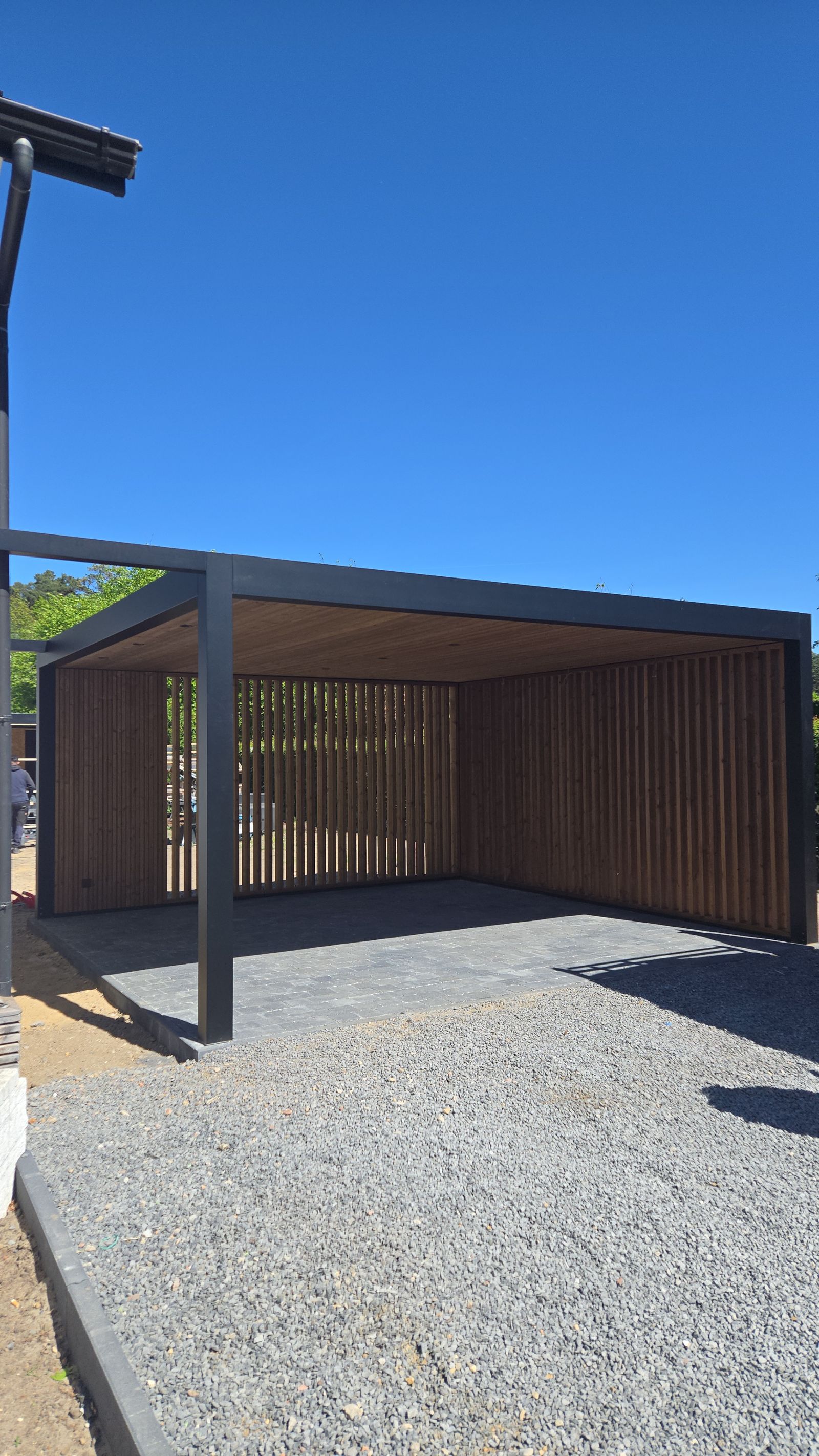 Maluwi carport met berging in thermowood grenen in As