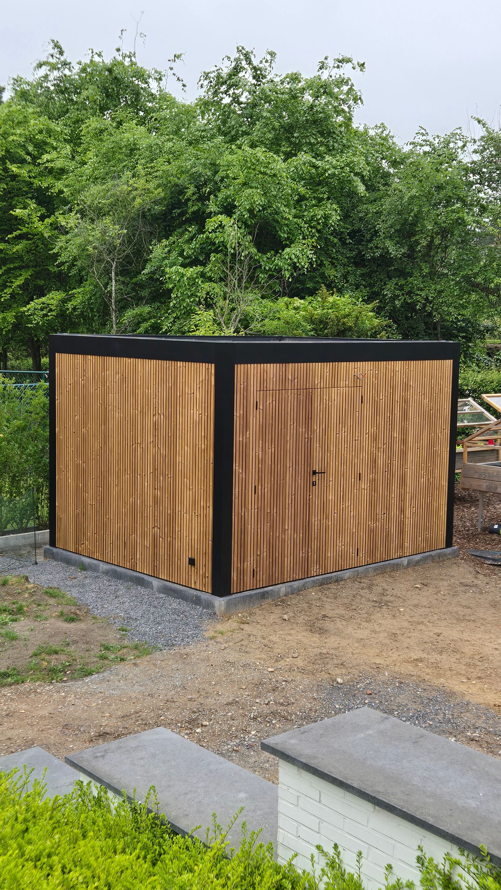 Maluwi tuinberging met thermowood grenen en dubbele blokdeur