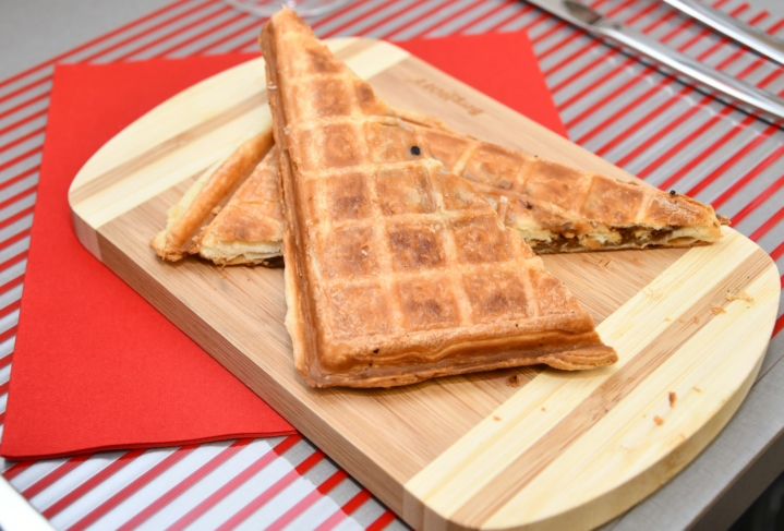 Gevulde wafel met geitenkaas, ontbijtspek en honing
