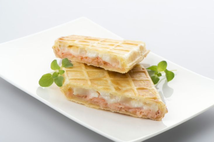 Gevulde wafel met kruidenkaas en gerookte zalm