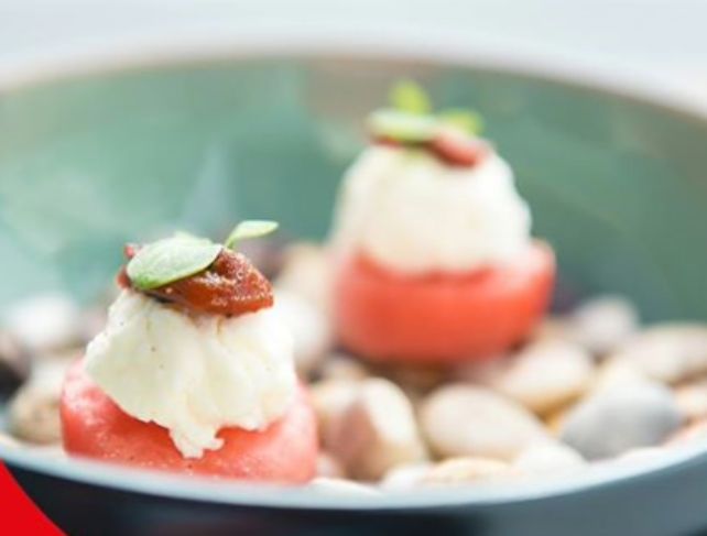 Watermeloen met fetakaas en gekonfijte paprika