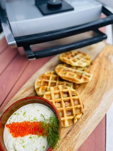 Zalmwafeltje met mieriksworteldip