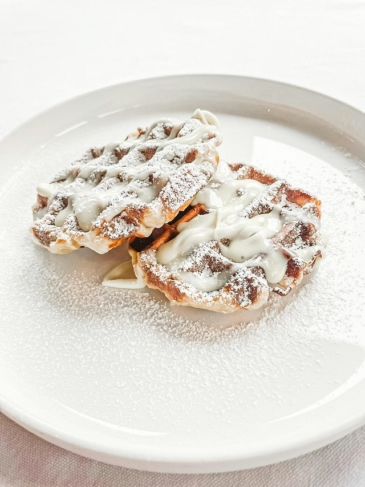 Luikse wafel met Hasseltse koffie en topping van witte chocolade