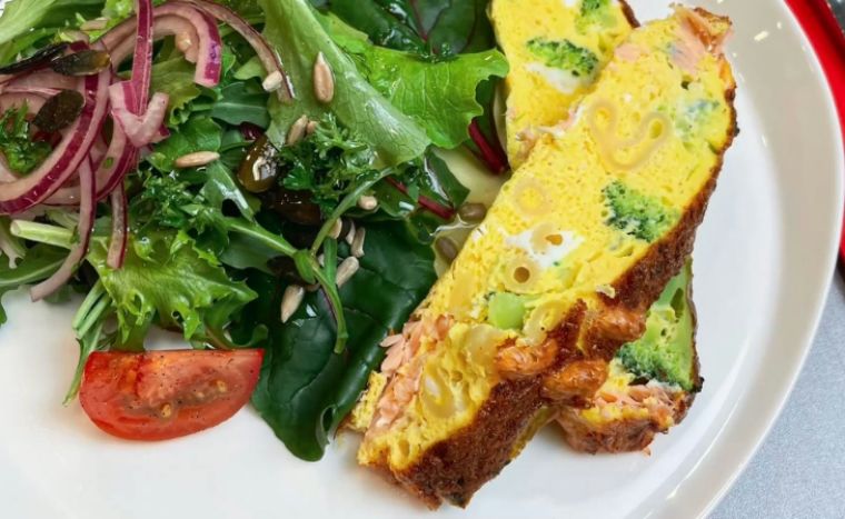 Frittata met broccoli en gerookte zalm