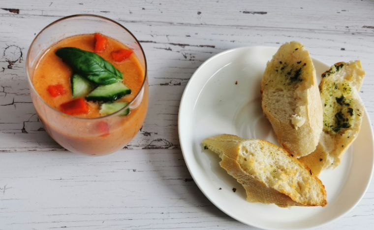 Gazpacho met lookbroodjes