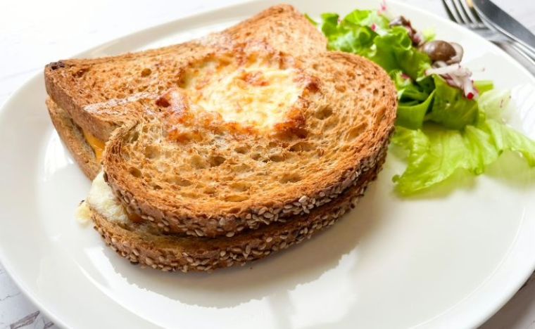 Croque Madame met geitenkaas and chorizo