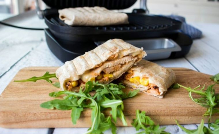 Gegrilde wraps met kip, emmentaler, maïs en ui