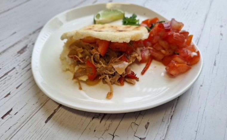Arepas met pulled chicken