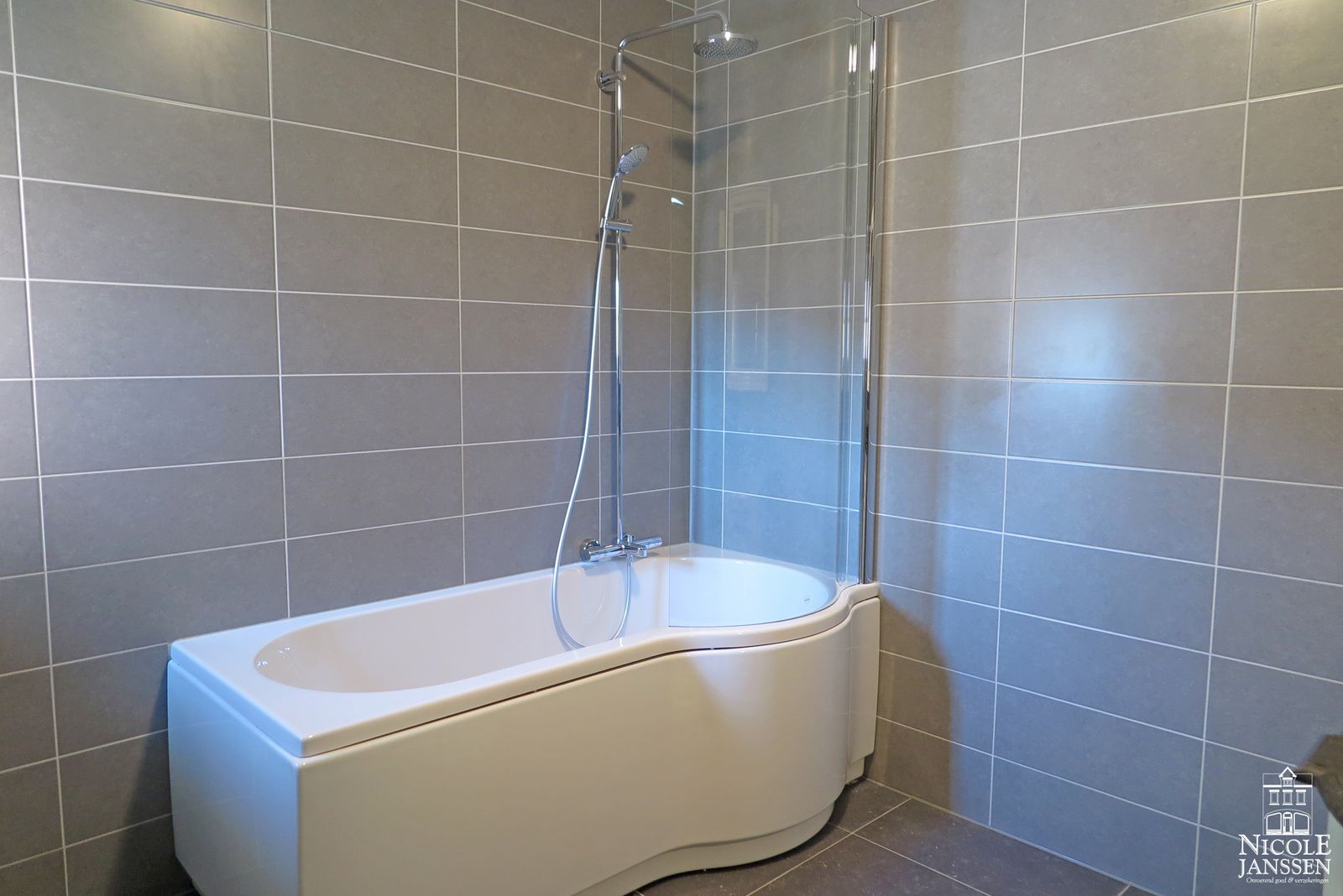 12 Maaseik Slachthuisstraat 29 (ligbad).jpg