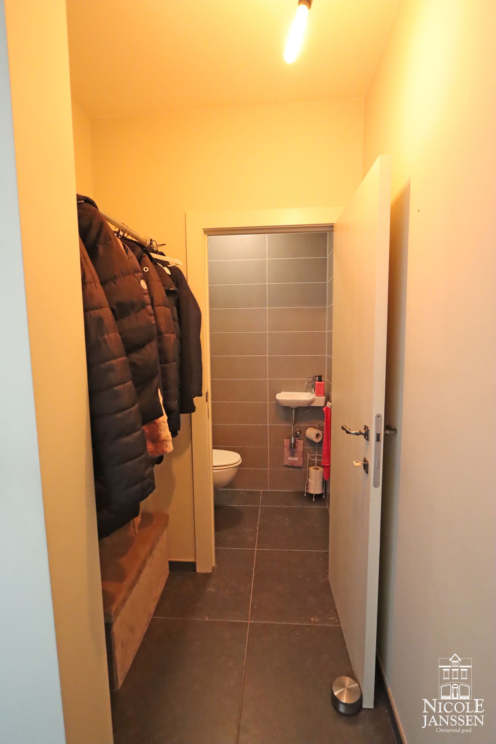 14 Nicole Janssen huis te koop - Slachthuisstraat 29 te Maaseik (vestiaire + toilet)_bewerkt-1.jpg