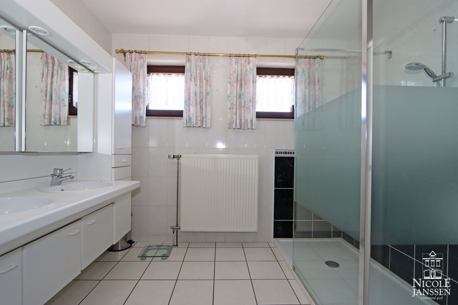 15 Nicole Janssen huis te koop Dijkweg 1D Dilsen (badkamer woning foto 2)_bewerkt-1.jpg