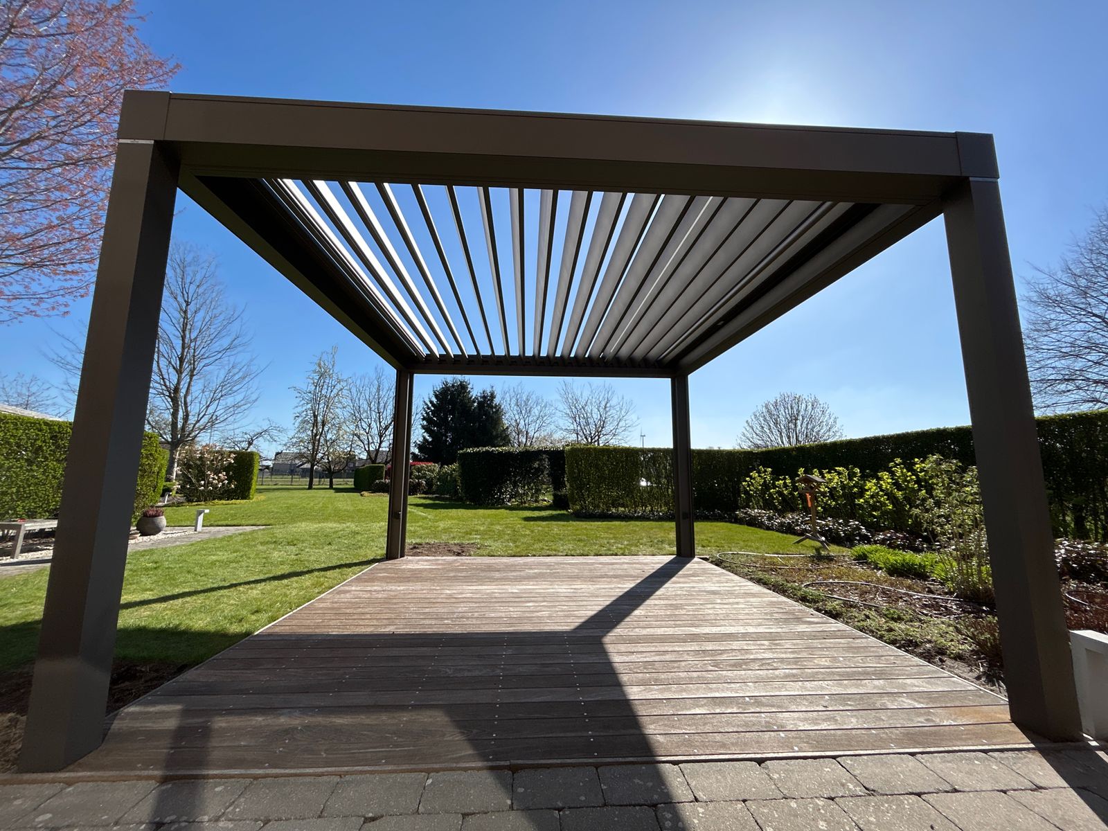 Deze luchtige constructie zorgt voor een extra buitenruimte de het jaarrond gebruikt kan worden