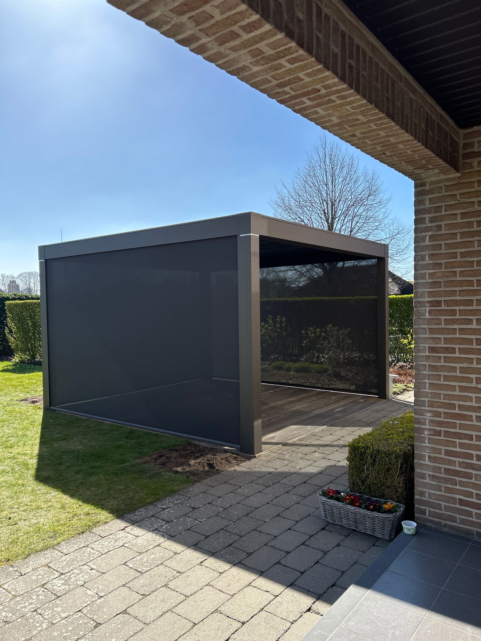 Geïntegreerde zipscreens creëren schaduw maar behouden het zicht op de tuin