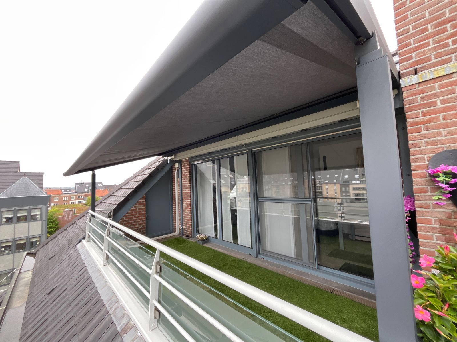  Beschermd tot windkracht 6 en verzekerd van gecontroleerde regenafvoer bij hoek van 14°