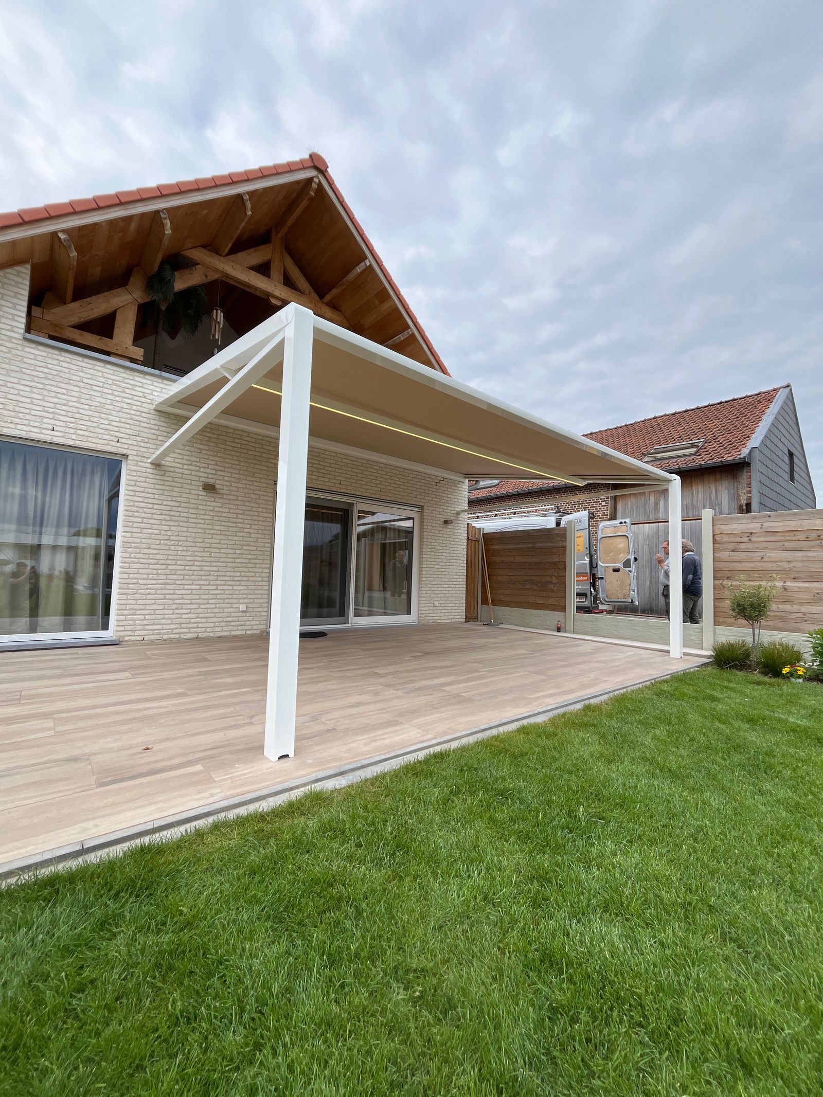 Dimbare Led verlichting zorgt ervoor dat het ook 's avonds fijn vertoeven is onder de pergola 