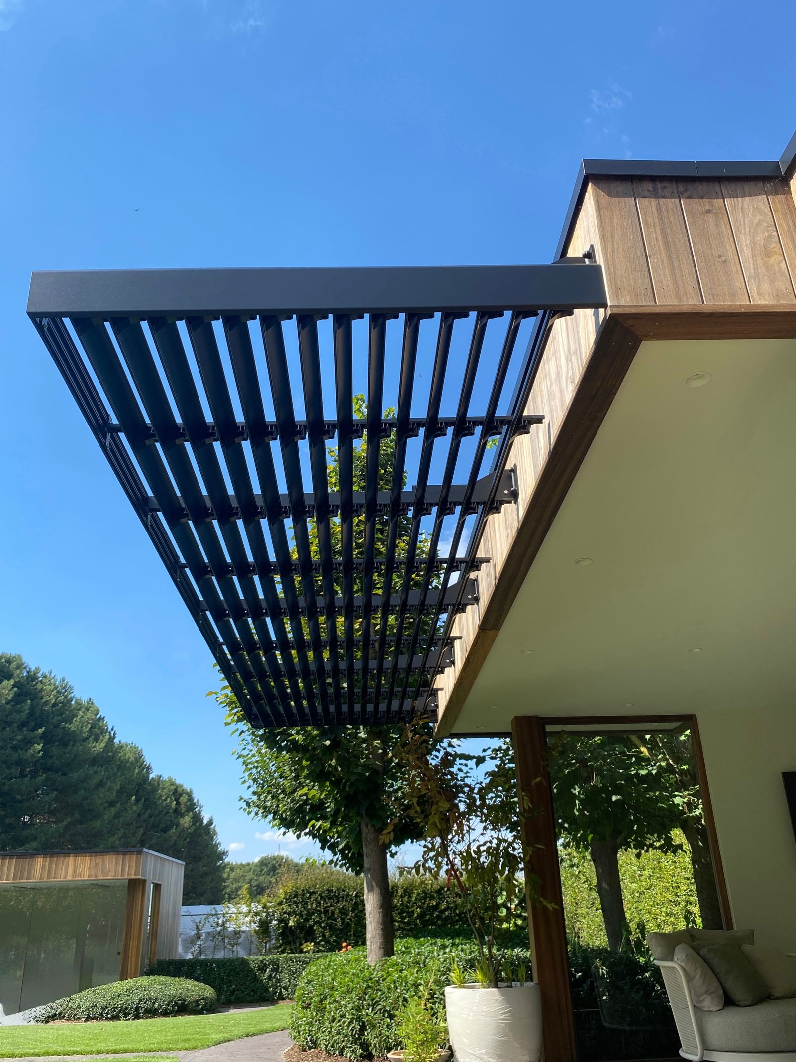 Realisatie in Kinrooi: Renson Sunclips als stijlvolle zonwering voor een buitengebouw