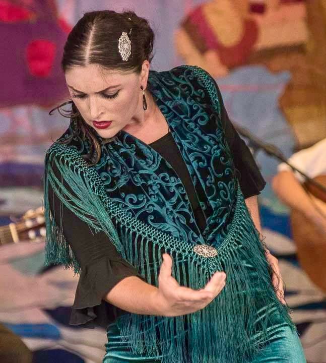 Miki Maria Vos danst in het voor de gelegenheid door flamencozanger Juan Peñas samengestelde 'cuadro de flamenco' – naast Vicente Santiago (gitaar) en Marta Flendrig (dans) – voor het café cantante van komende zaterdag. (Foto: ©Wim Barzilay)