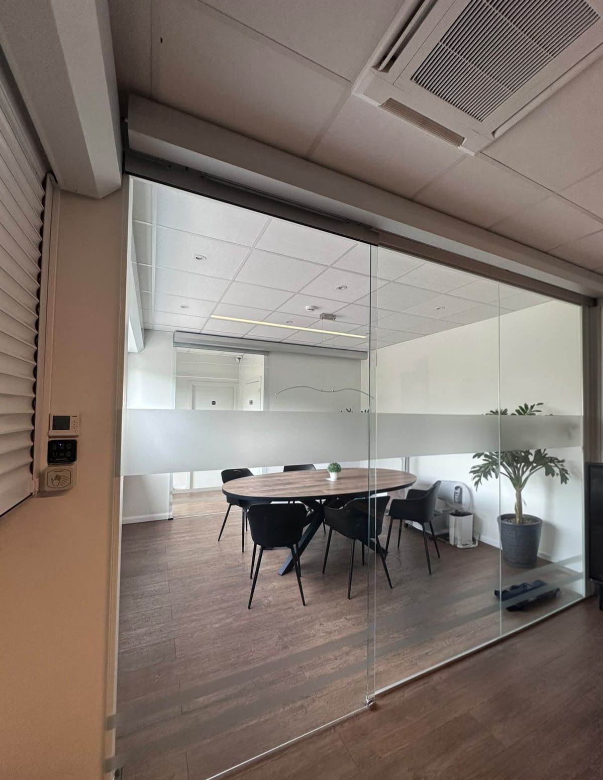 Bekijk hoe automatische glazen schuifwanden een bedrijfsruimte anders laten aanvoelen