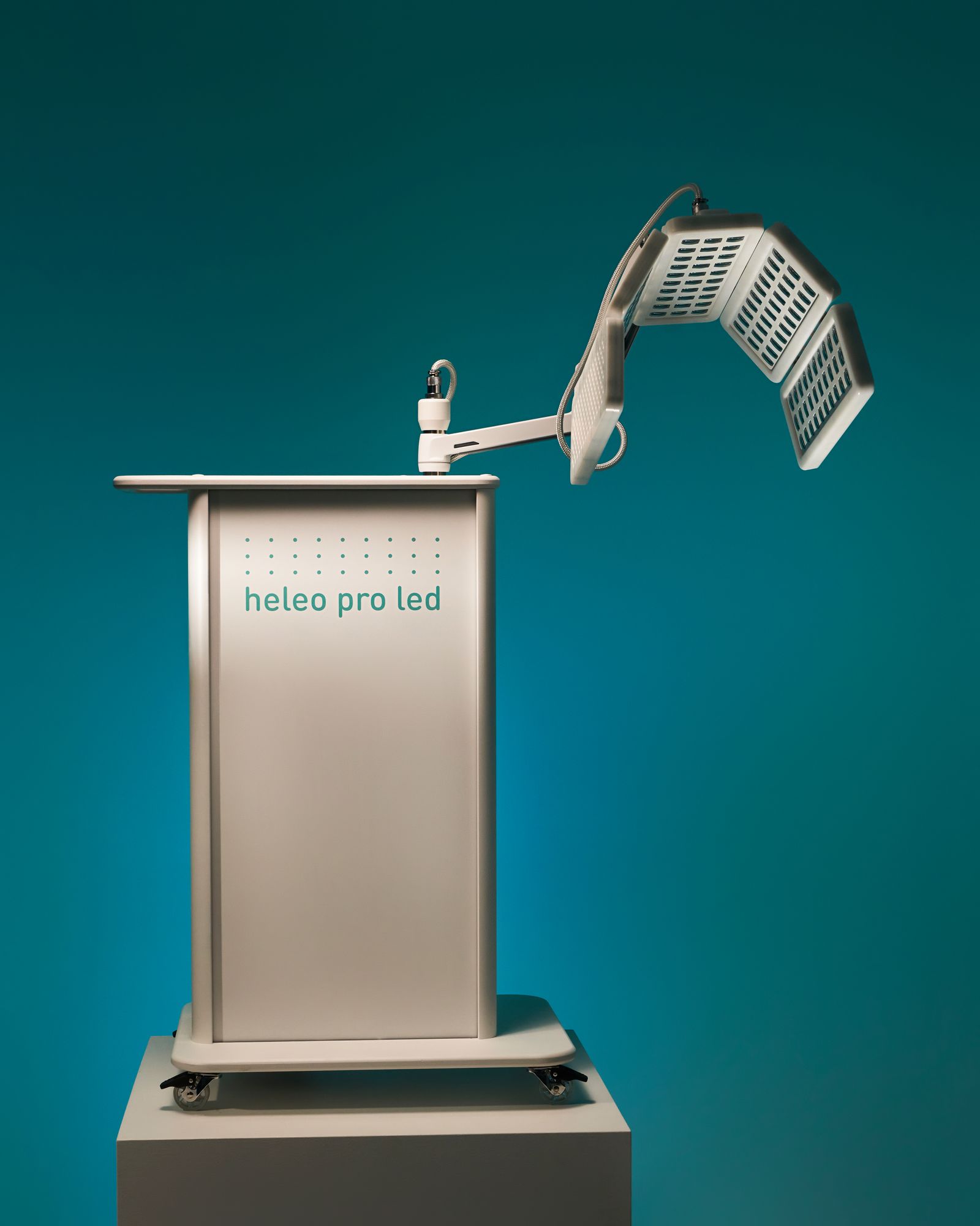 schoonheidsspecialiste met touch screen van hydra facial