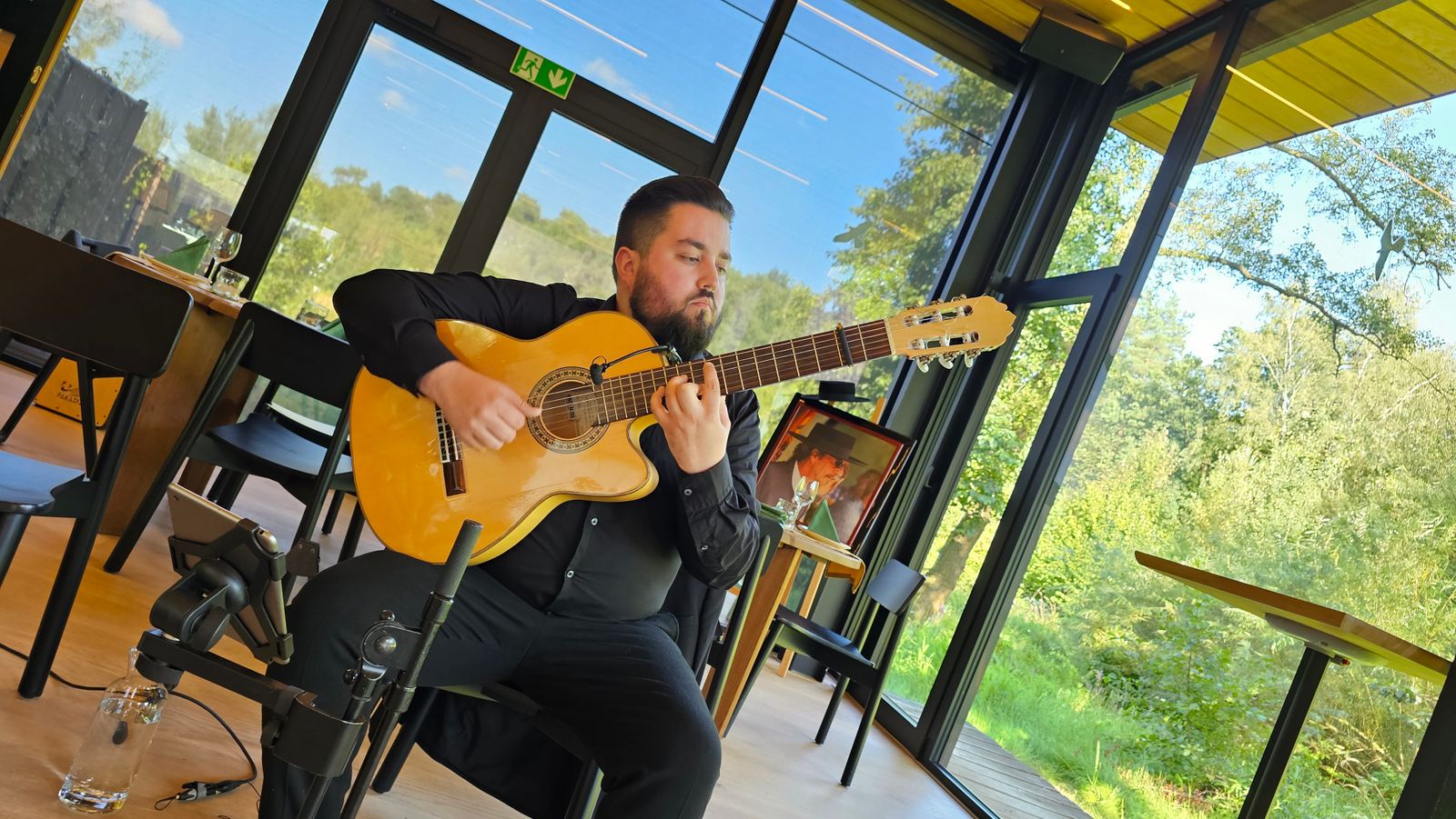 Esteban Murillo is een top flamencoprofessional, goed voorbereid, weet hij precies wat hij doet en weet hij door de juiste ondersteuning het allerbeste uit het koor te halen. (Foto: ©Jo Bogaerts)
