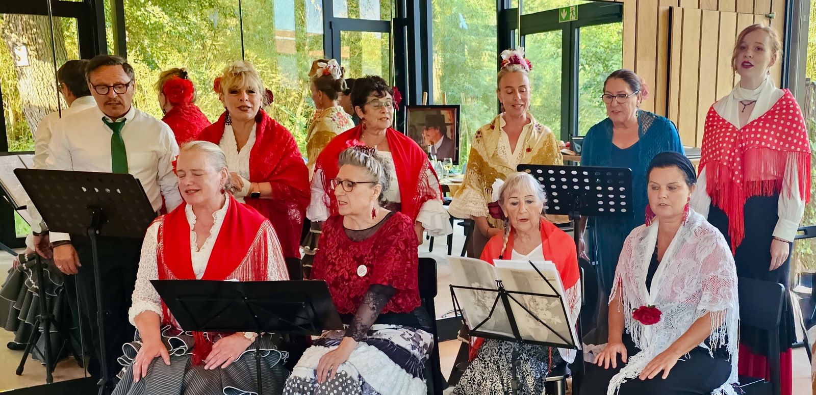 Huiskoor Savia Flamenca zingt de pannen van het dak om u op de dansvloer te krijgen voor sevillanas, rumbas, tangos ... Zanger-componist-gitarist David Sánchez staat in voor de begeleiding. (foto: Jo Bogaerts)