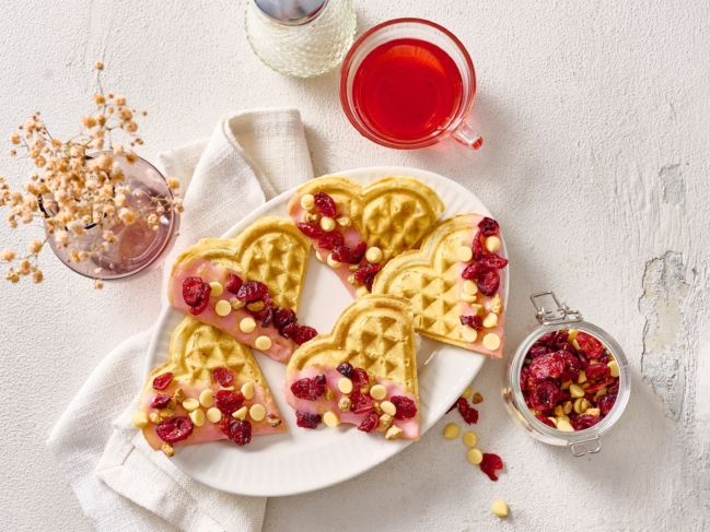 Hartjeswafels met roze chocolade en veenbessen