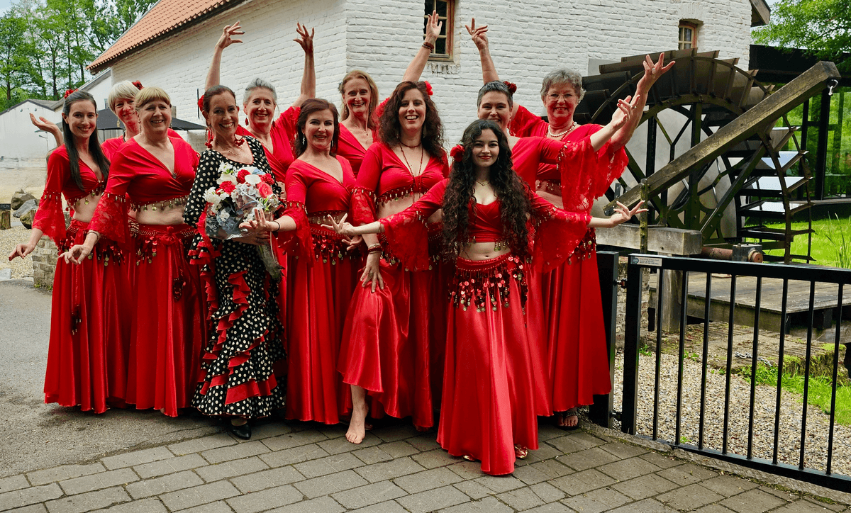 Een stralende Ietara met haar klas ter gelegenheid van het Zomerfeest met leerlingenshow. (Foto: ©Andries de Nachtegaal)