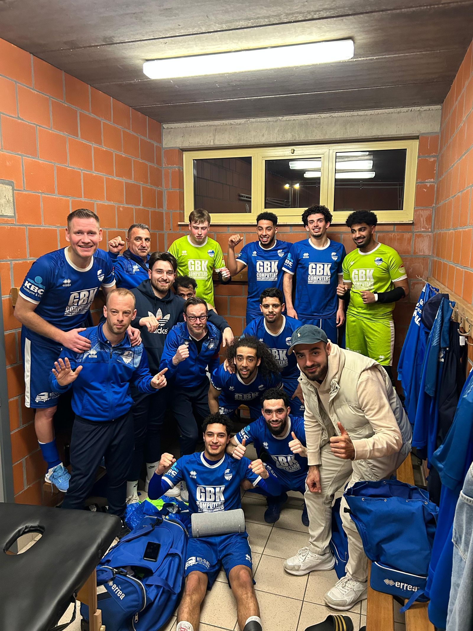 Eerste ploeg wint makkelijk op Genk United