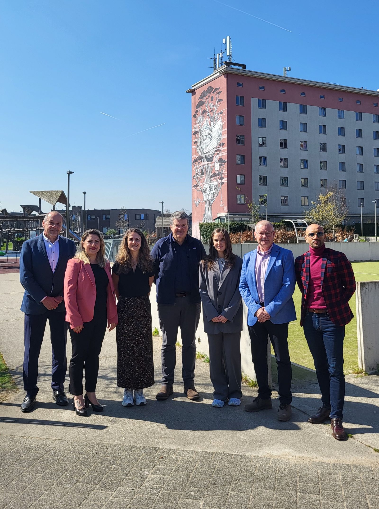 Stefaan Van Thielen (voorzitter vzw IMN), Chimen Abubaker (BIN-coördinator Oud-Oefenplein), Penelope Kallergis (bedrijventerreinmanager vzw IMN), Burgemeester Bart Somers, Janne Vankevelaer (BIN-verantwoordelijke), hoofdcommissaris Yves Bogaerts en schepen Abdrahman Labsir.