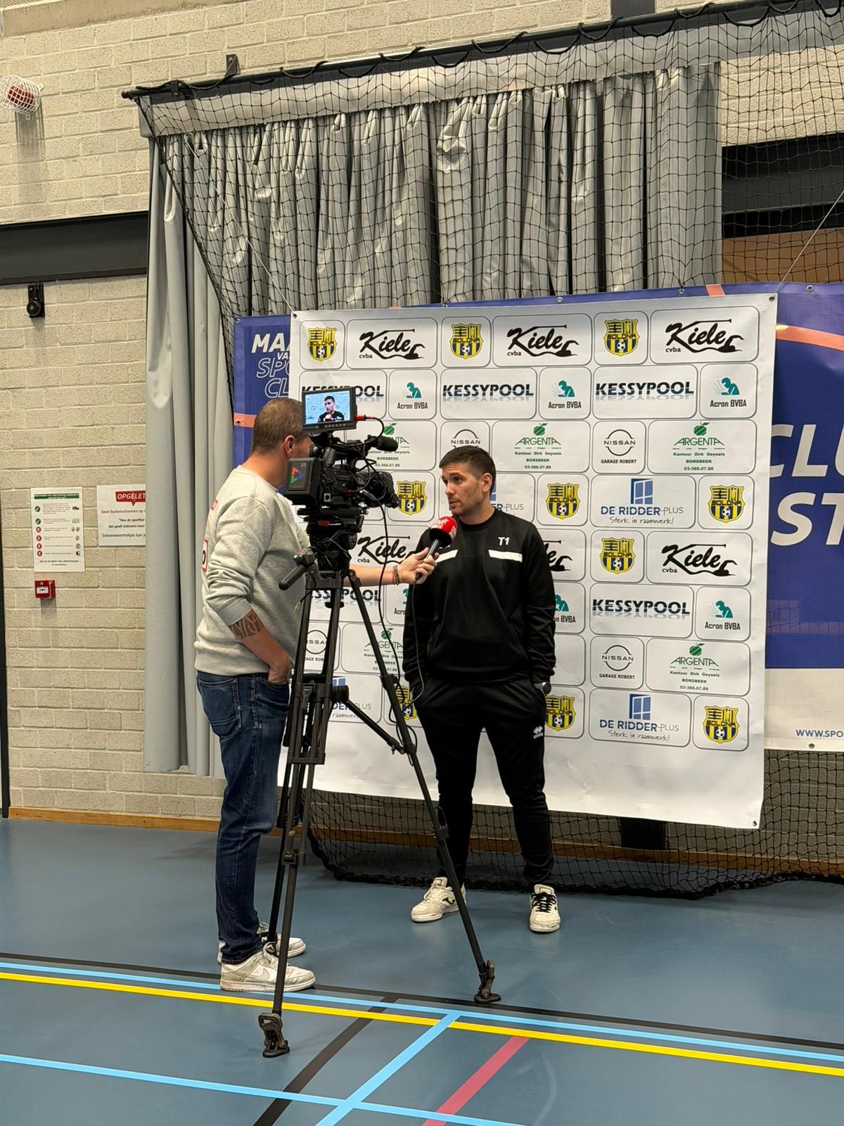 Onze coach aan het woord voor de camera