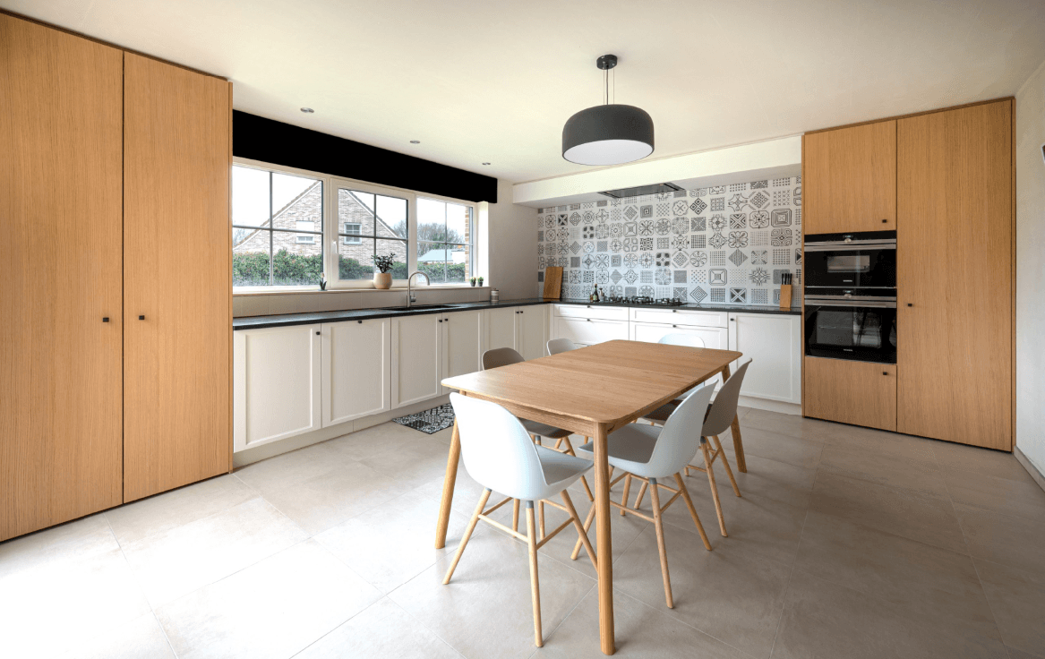 Tijdloze keuken in roomwit en hout | Realisatie in Beringen