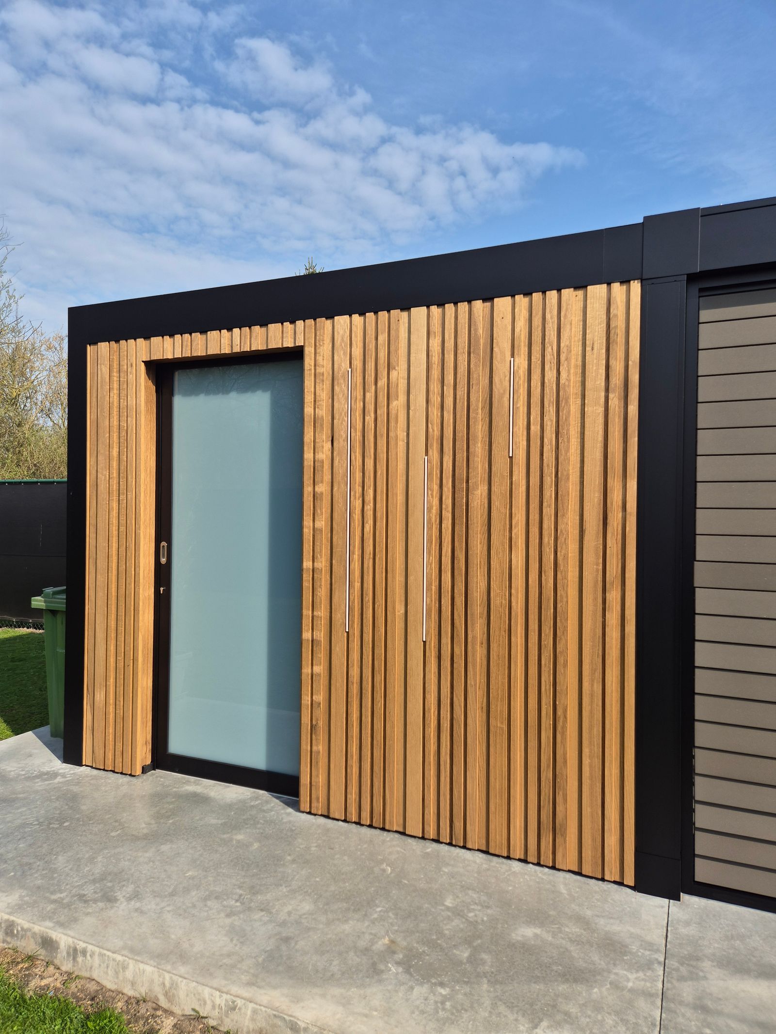 Alu berging met EPDM dak en Thermowood wanden en LED-up Line verlichting