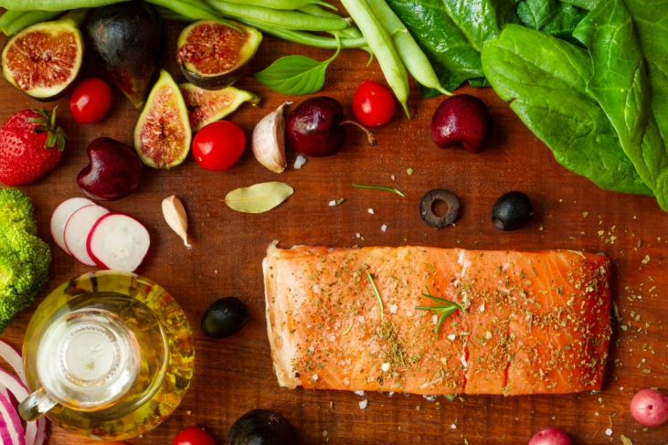 Zalmfilet met vinaigrette van tomaat, kappertjes en zwarte olijven