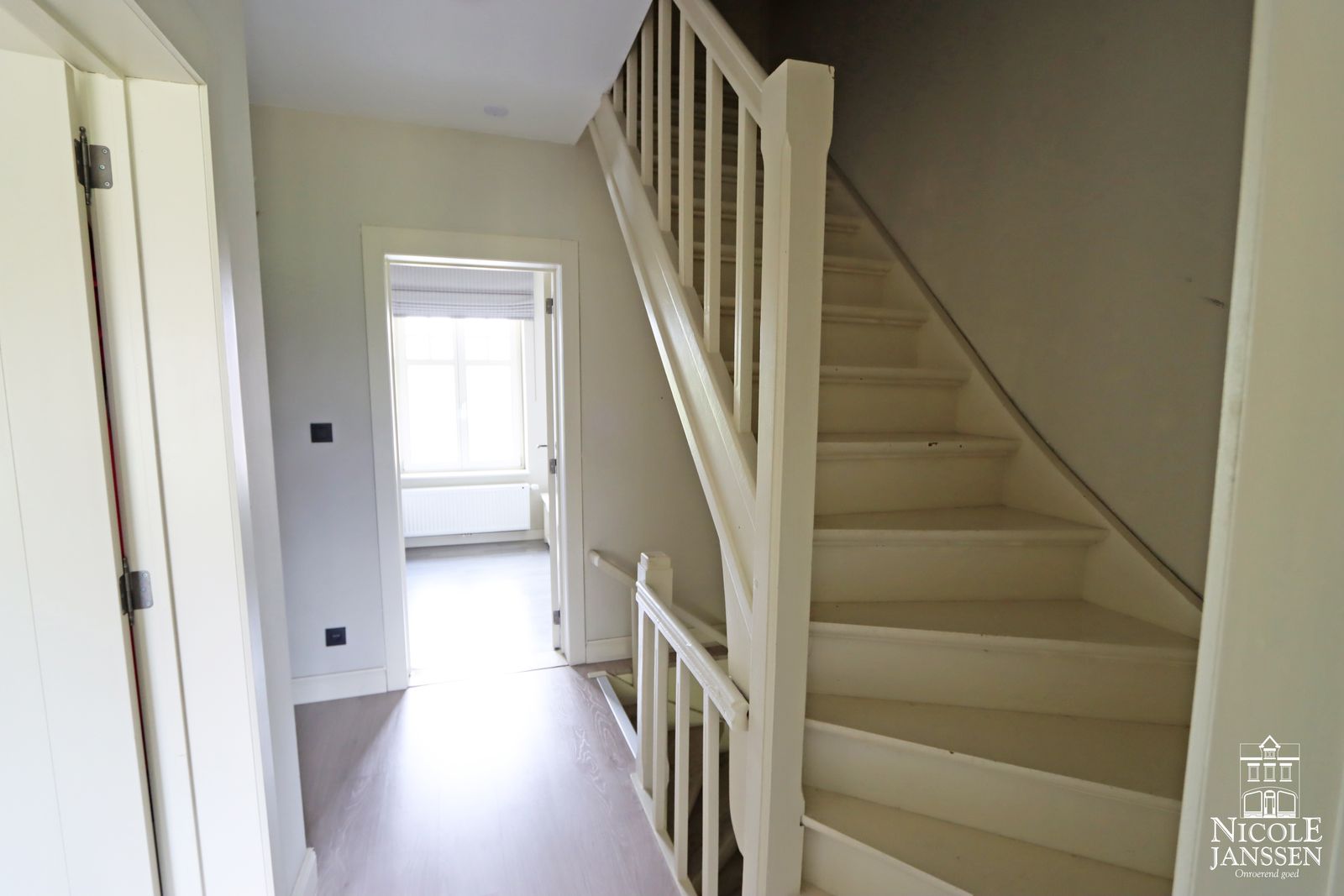 22 Nicole Janssen huis te koop - Slachthuisstraat 29 te Maaseik (overloop foto 2)_bewerkt-1.jpg