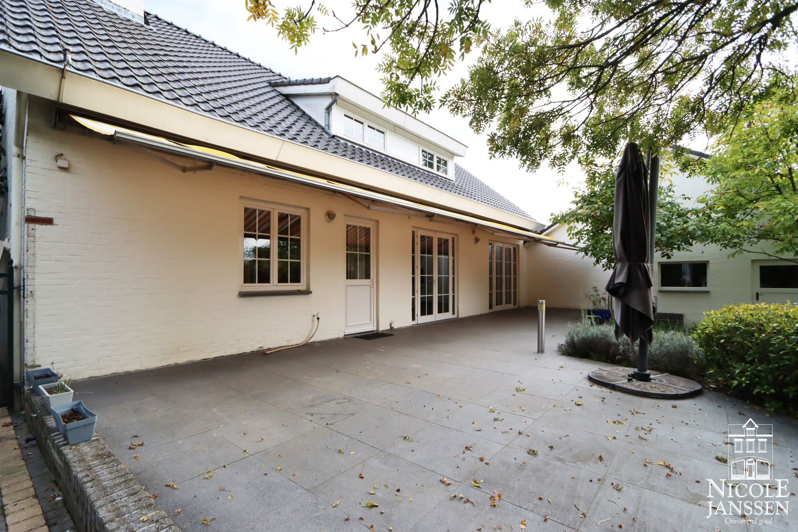 29 Nicole Janssen - huis te koop - Weertersteenweg 515 te Molenbeersel - terras.jpg