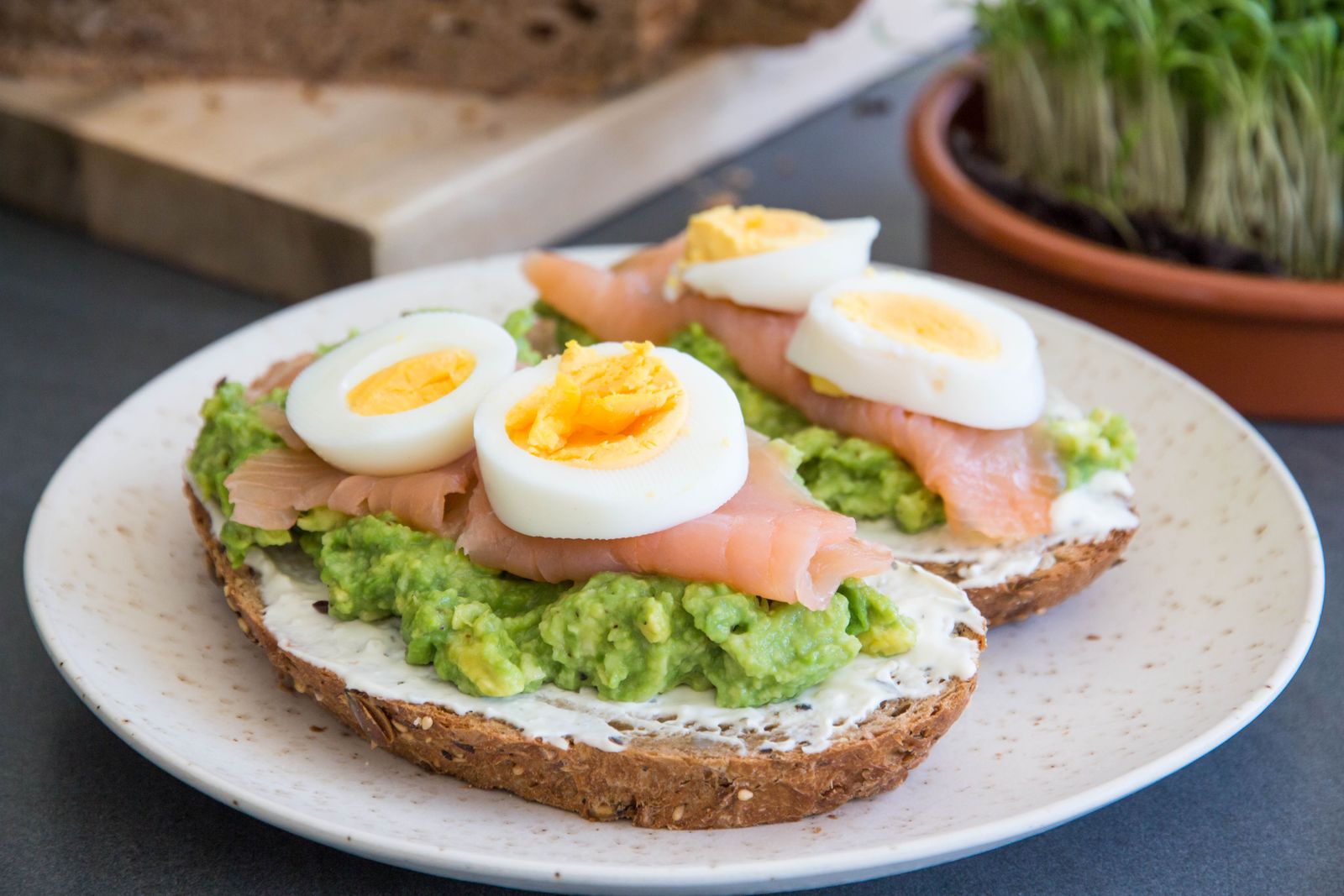 Toast met verse kaas, avocado, gerookte zalm en hardgekookt eitje
