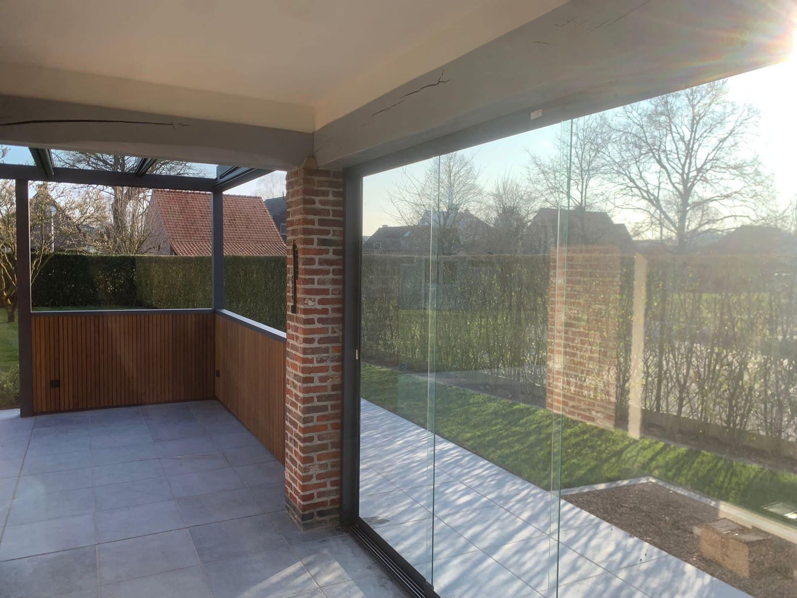 Verwelkom de zon op frisse dagen met de schuifwanden van weinor 