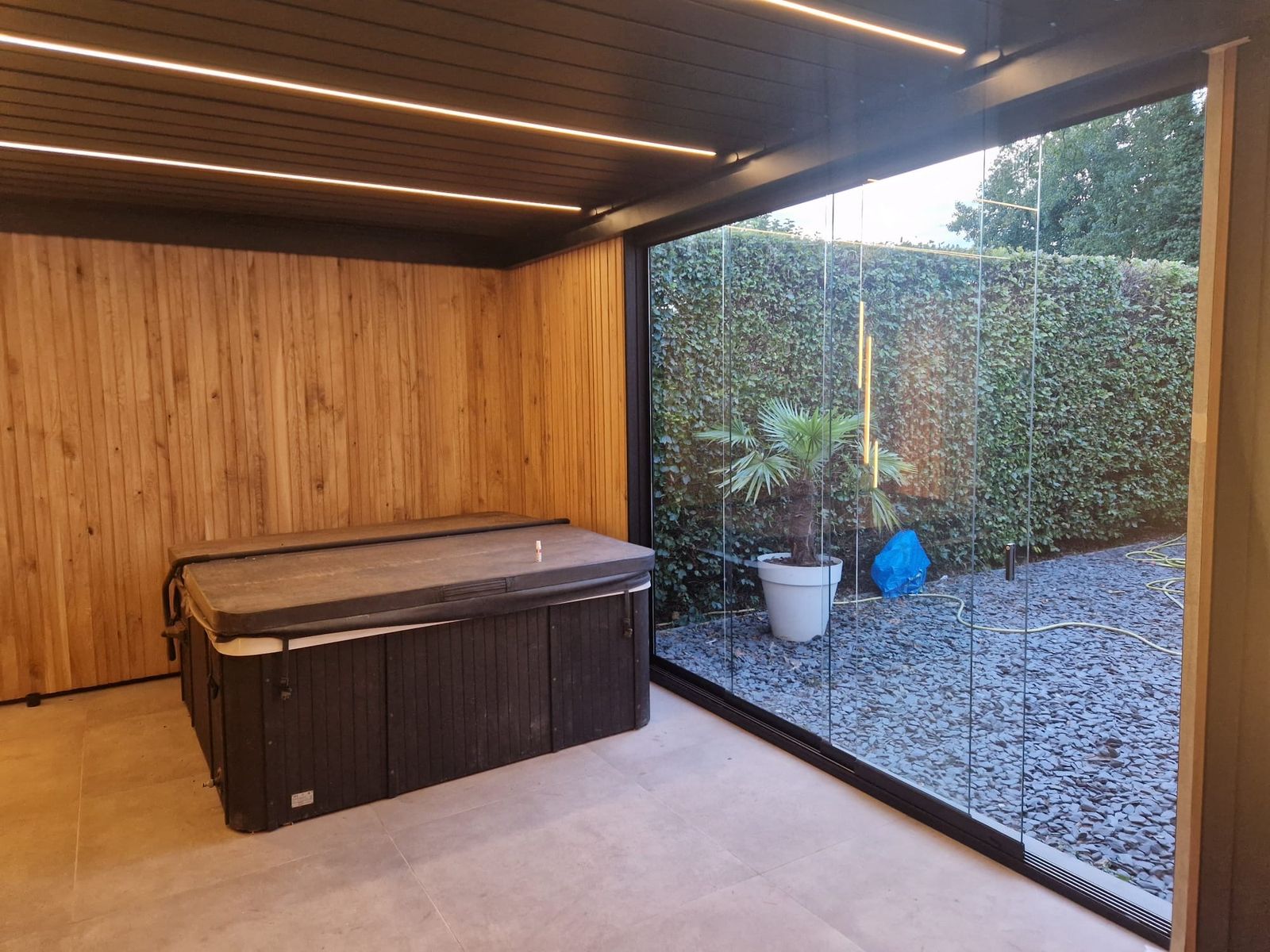 Weinor Artares lamellendak met W17 schuifwanden en wanden in eik.